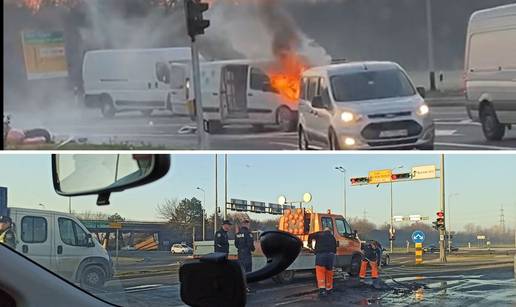 VIDEO U Zagrebu gorio kombi: 'Benzin je užasno smrdio...'