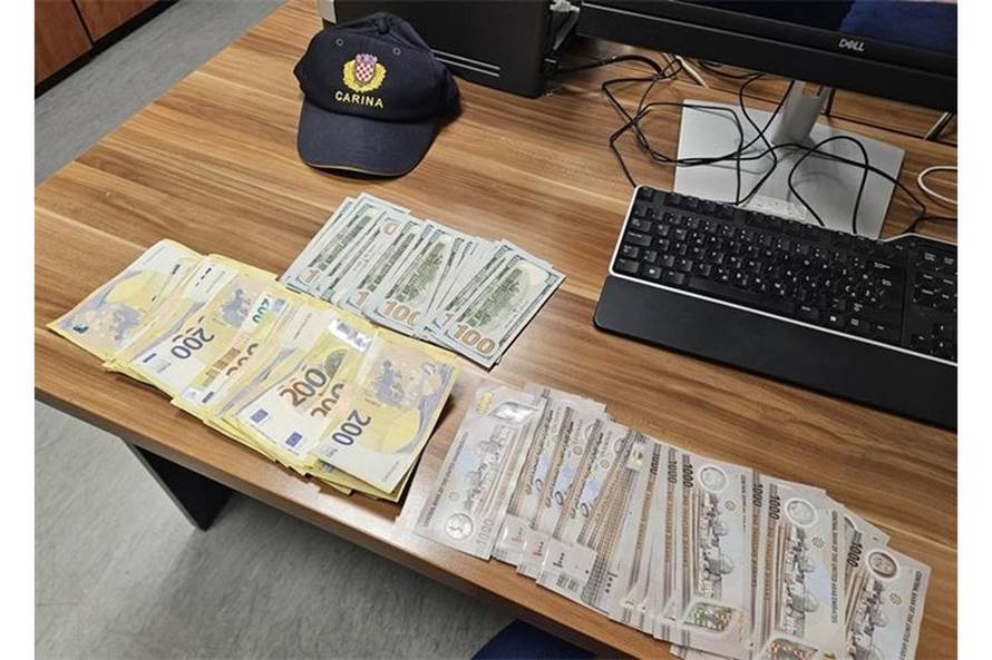 Našli mu eure, dirhame, dolare na granici. Dobio 6000€ kazne