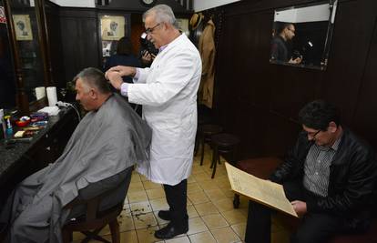 Najstarija brijačnica u Slavoniji ponovno je otvorila svoja vrata