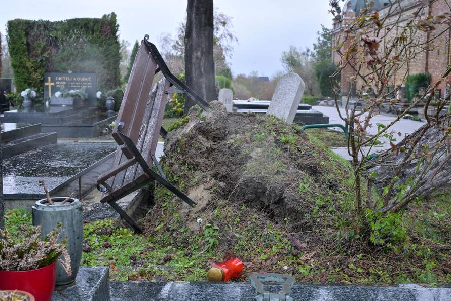 Zagreb: Teško oštećeno gradsko groblje Mirogoj