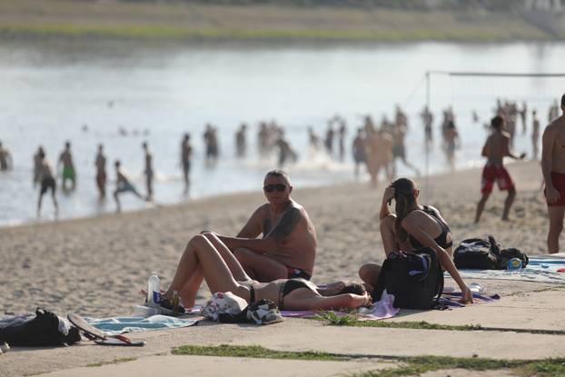 Osječani pronašli rashlađenje u Dravi