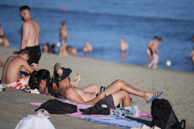 Osijek: Osječani pronašli osvježenje kupanjem na Dravi