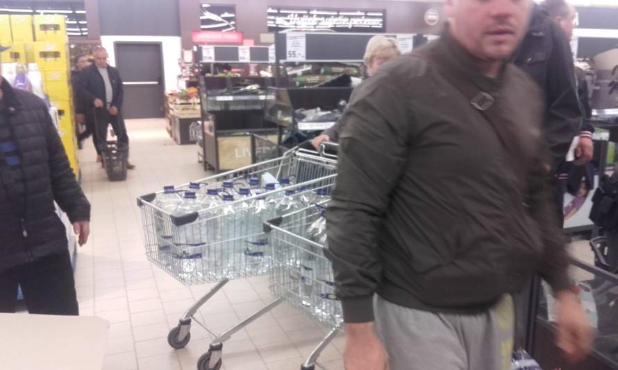 'Premijeru, pije li vaše dijete flaširanu vodu? Učinite nešto!'