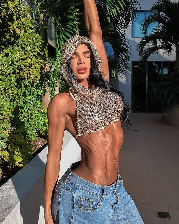 FOTO Želi imati najtanji struk na svijetu: Nosim korzet do 23 sata dnevno i želim srušiti rekord