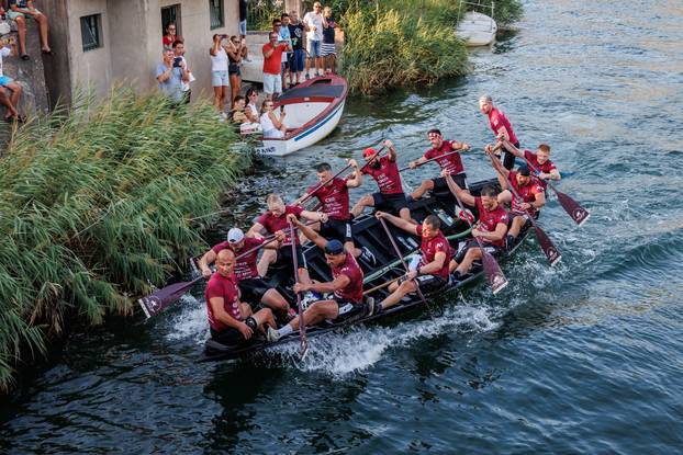 Prolazak Maratona lađa kroz Rogotin uz bakljadu