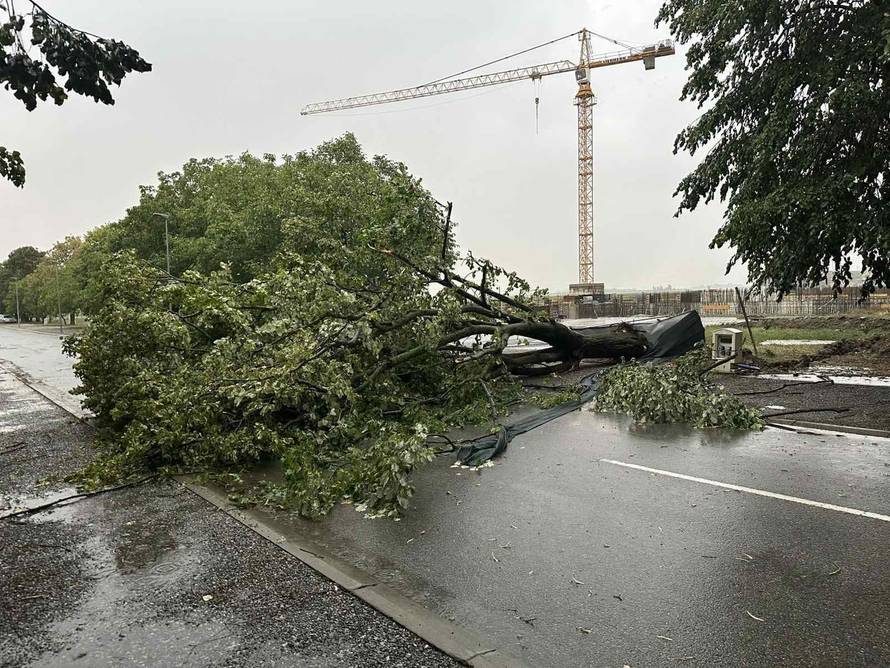VIDEO Kaos diljem Hrvatske: Vjetar nosio krovove, tisuće bile bez struje, poplavljeni domovi
