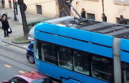 Tramvaj udario u auto koji je s parkirališta izlazio na cestu