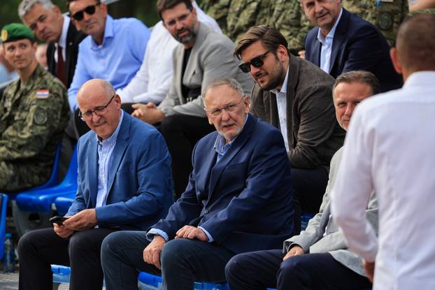 Zagreb: Dan državnosti obilježen pokaznim vježbama Hrvatske vojske i policije te prigodnim letačkim programom na kojem je sudjelovao Predsjednik Vlade Andrej Plenković i članovi Vlade