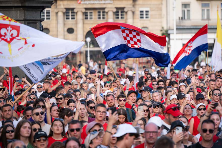 Dolazak hodočasnika Antunovskog hoda iz Sesvetskih sela na Trg bana Josipa Jelačića