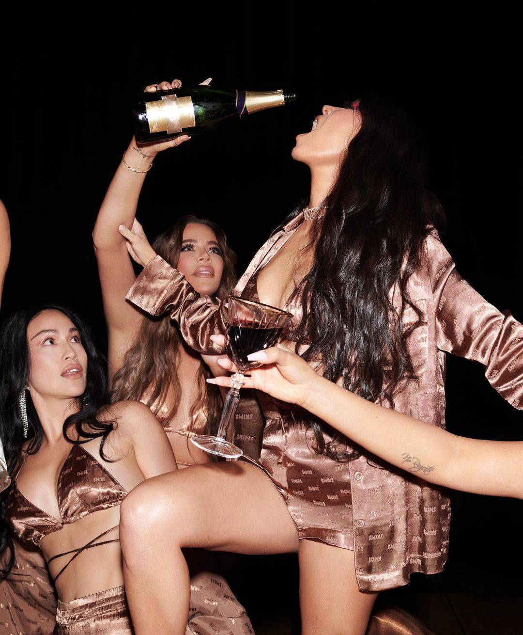 Posljednja večera Kardashianki: Kim i Kendall polijevale su se šampanjcem u seksi rublju...
