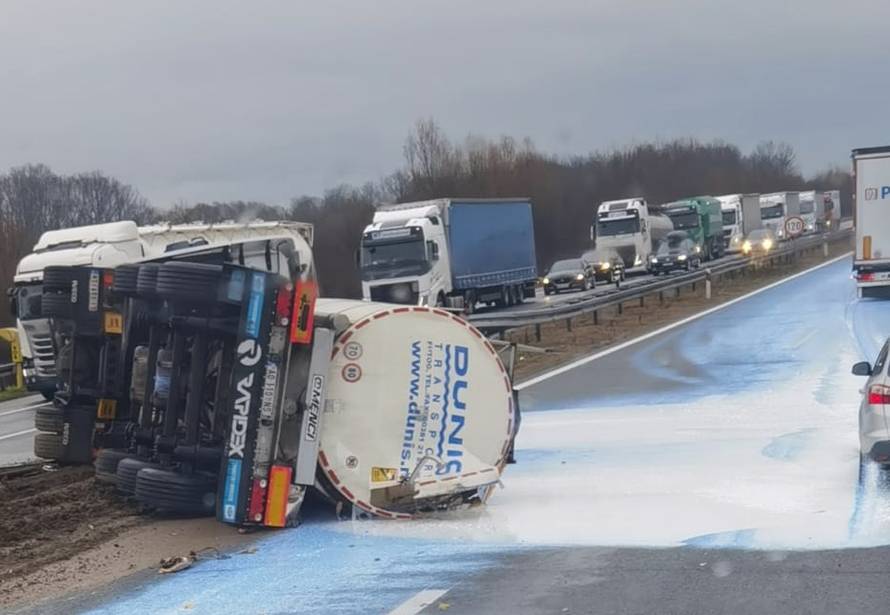 VIDEO Policija o nesreći na A3: Vozač u bolnici, cisternom je udario u ogradu pa se prevrnuo