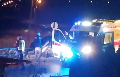 Prometna u Bjelovaru: Autom se zabio u ogradu, vozač (24) i suvozač (20) teško ozlijeđeni...