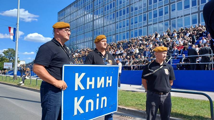 Na mimohod donijeli tablu iz Knina koju su skinuli 1995.: 'Srce nam je sad kao kuća'