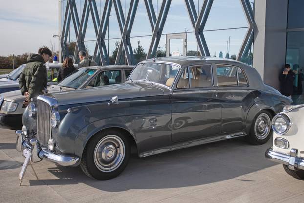 Osijek: Izložba oldtimer vozila ispred Gospodarskog centra