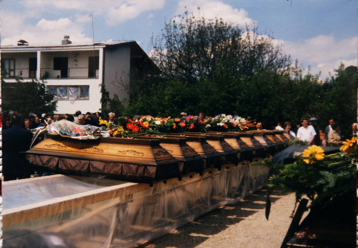 Raskomadana tijela staraca su bagerima zgurali u plitke jame