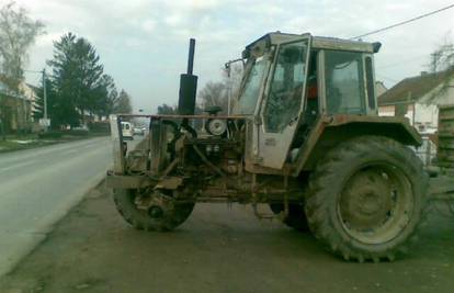 Vozio je traktor bez prednjeg lijevog kotača vukući prikolicu