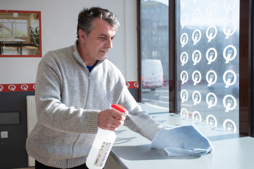 Zagrepčanin: Ako žene mogu kositi, mogu i ja prati podove