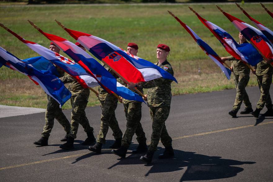 U vojnoj bazi na Plesu u tijeku intenzivno uvje&zcaron;bavanje za vojni mimohod u srpnju