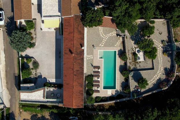 FOTO Ovaj predivan kameni dvorac s bazenom se prodaje za manje od 2 milijuna eura!