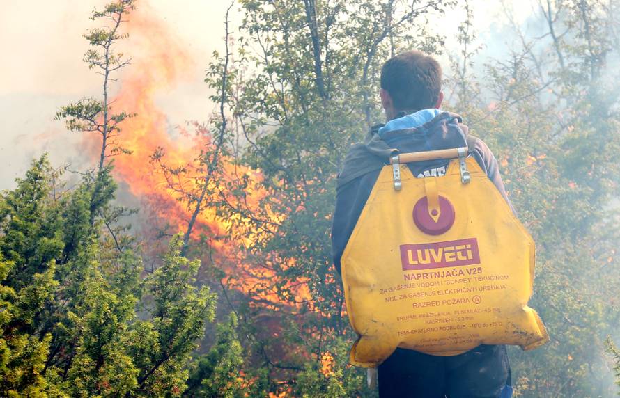 Evakuirali stanovnike sela kod Drniša: 'Ovo je velika nesreća'
