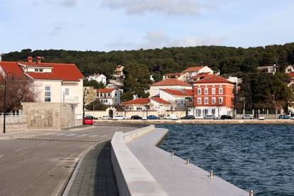 Zimsko jutro u turistčkom i ribarskom mjestu Tisno