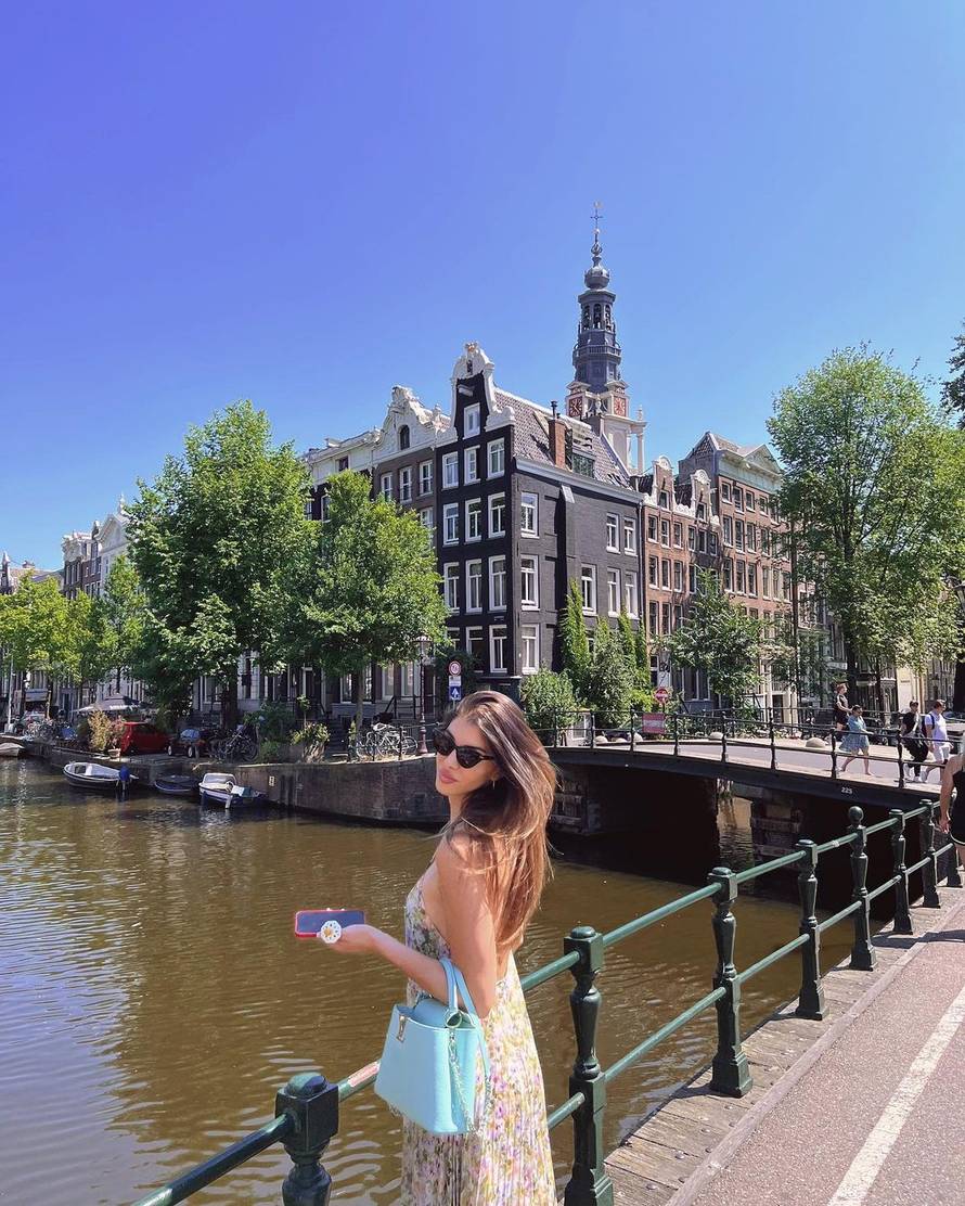 Petkovićeva zaručnica stigla u Amsterdam: Jela je u luksuznom restoranu, šetala s prijateljem...