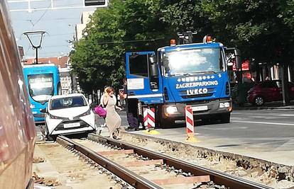 'Parkirala' auto na tračnice u Zagrebu: 'Nisam vidjela znak!'