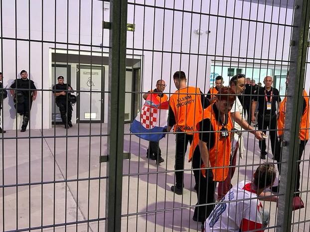 Ovako pregledavaju zastave na Opus Areni. Pogledajte kontrole na ulazima, svaku fotografiraju!