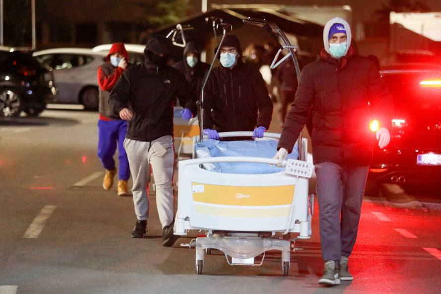 Zagreb: Pripadnici navijačkih skupina pomažu u seljenju Klinike za plućne bolesti na Jordanovcu