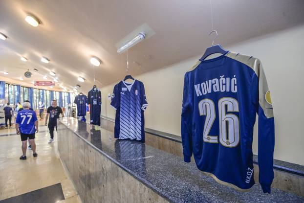 Zagreb: Izložba starih Dinamovih dresova u Ciboni