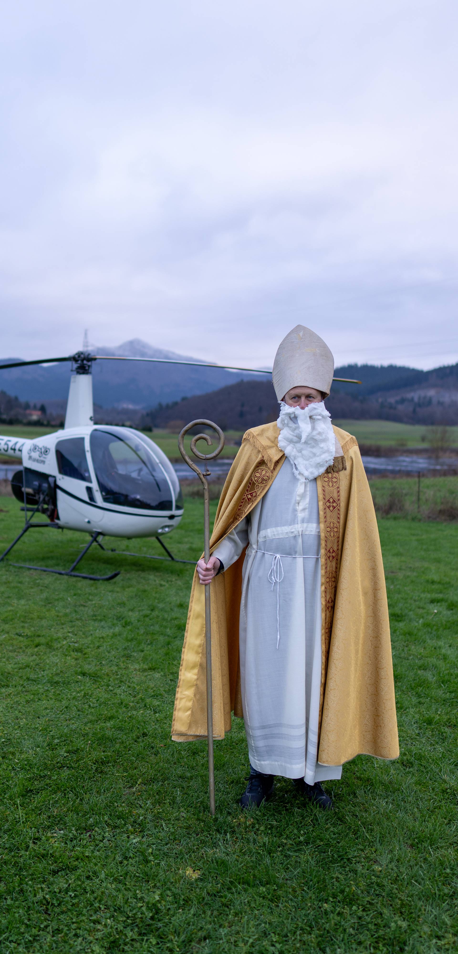 Otočac: Sveti Nikola sletio helikopterom te podijelio poklone štićenicima doma za starije i nemoćne Dujmović