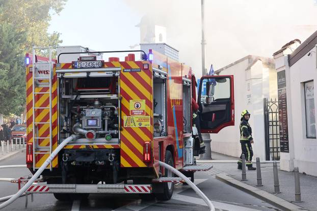 Zagreb: Na dvorišnoj zgradi na Kaptolu izbio je požar, vatrogasci izašli na intervenciju