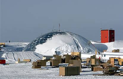 Na Južnom polu u polarnim stanicama živi oko 4000 ljudi