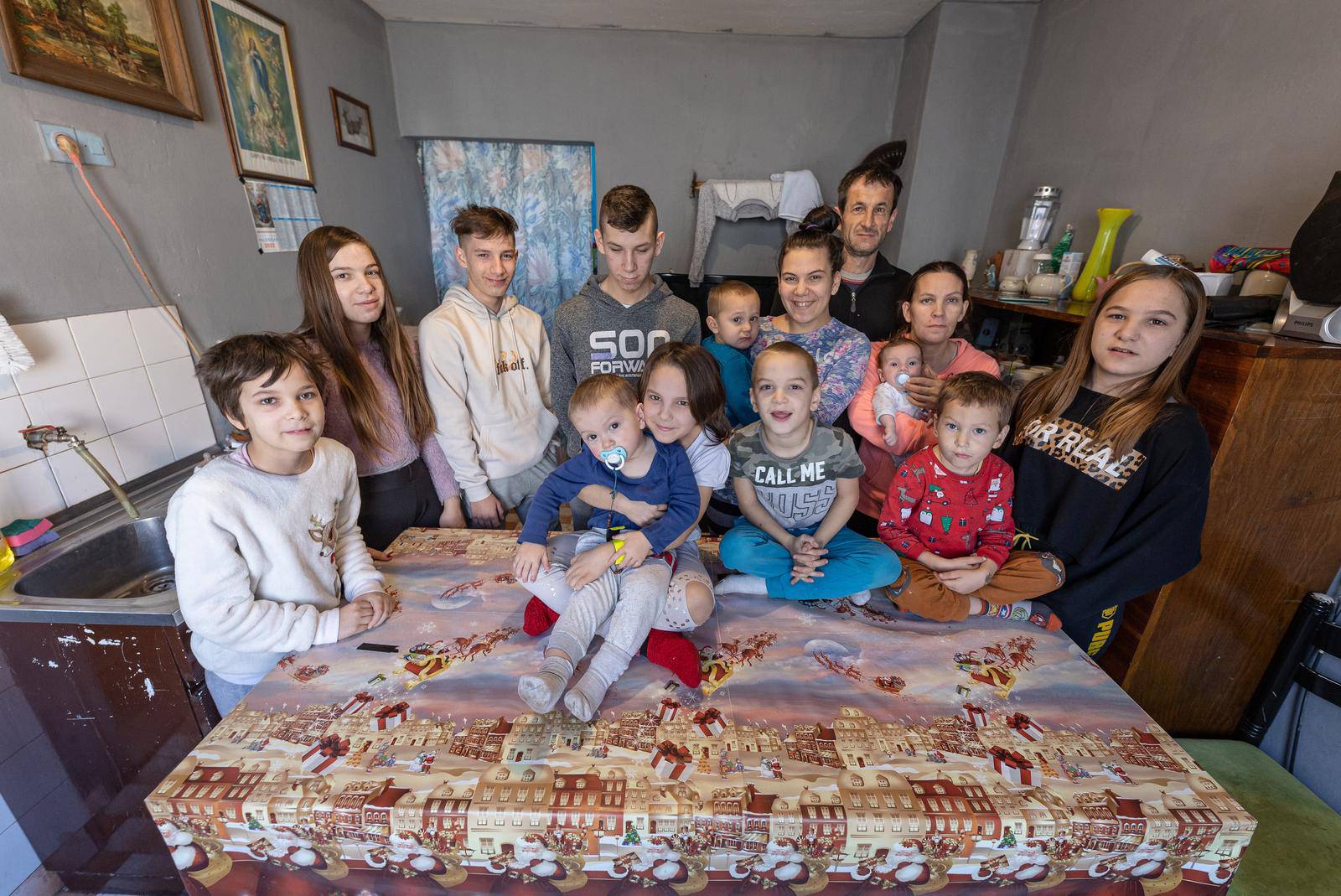 Stari Mikanovci: Obitelji Tomešić ima 13-tero djece, a najmlađe je staro dva mjeseca