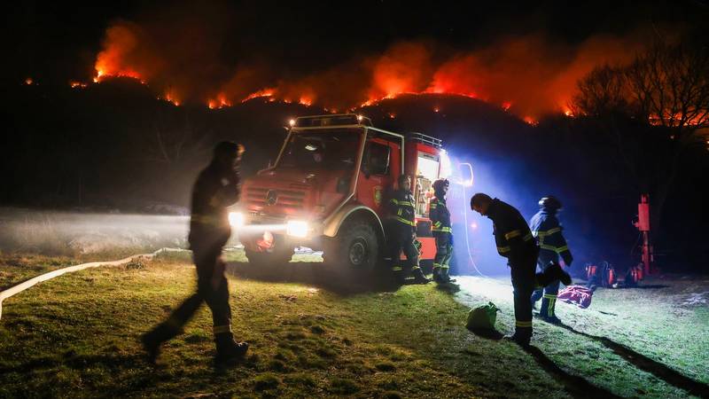 Vročinski val in požari divjajo po južni Evropi, zahtevajo življenja in povzročajo evakuacije