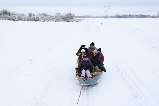 Karadžićevo: Vožnja čamcem po snježnim poljima