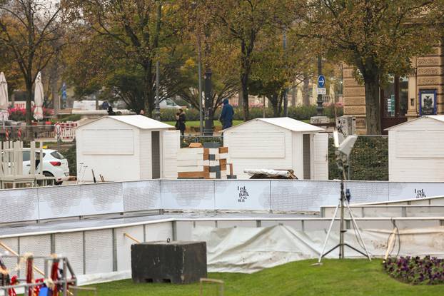 Zagreb: Postavljanje adventskih kućica na Trgu kralja Tomislava