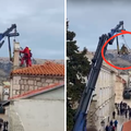 VIDEO Povijesni zvonik na Pagu star 800 godina nagnuo se od potresa: 'Skidamo teško zvono'