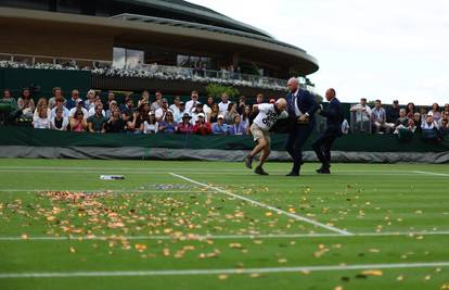 VIDEO Kaos u Wimbledonu! Ušli na teren i počeli bacati konfete