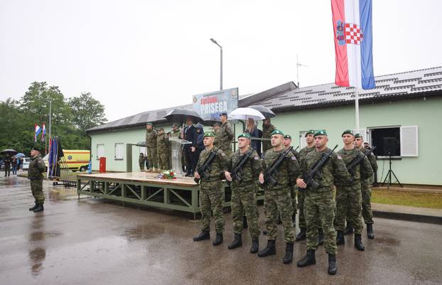 FOTO Suze i zagrljaji u Požegi: 900 novih ročnika položilo prisegu, među njima i 53 žene