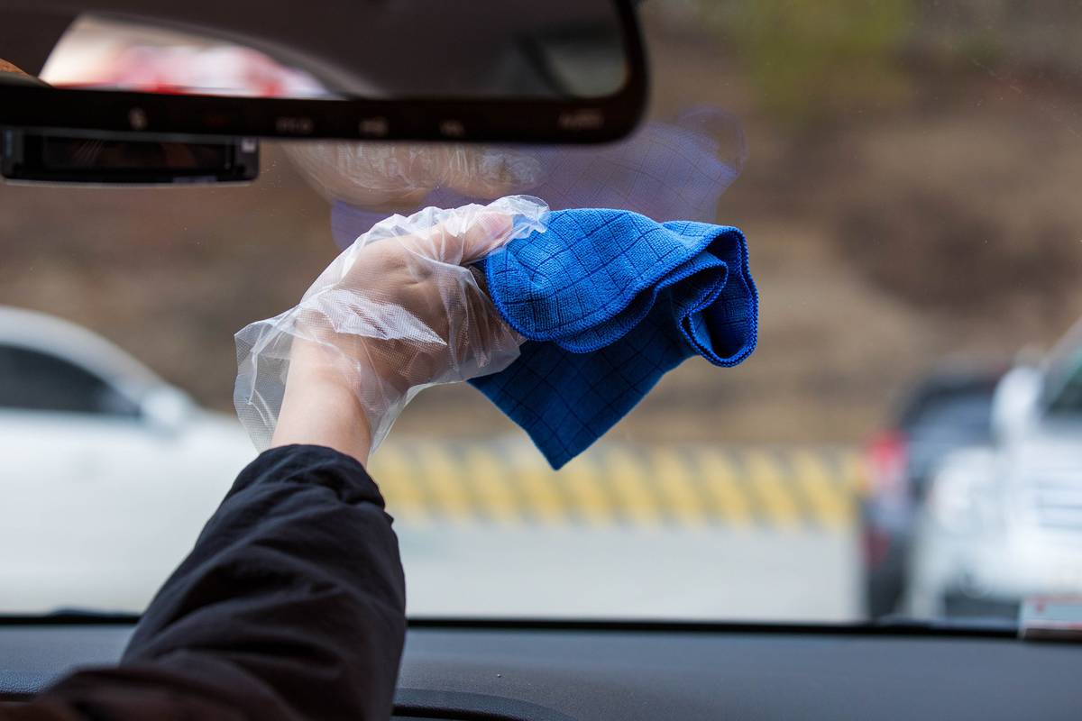 Očistite pravilno unutrašnjost vjetrobranskog stakla na autu