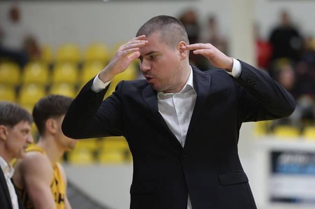 Split: Košarkaši igrali "našminkani" u znak podrške Međunarodnom danu borbe protiv nasilja nad ženama