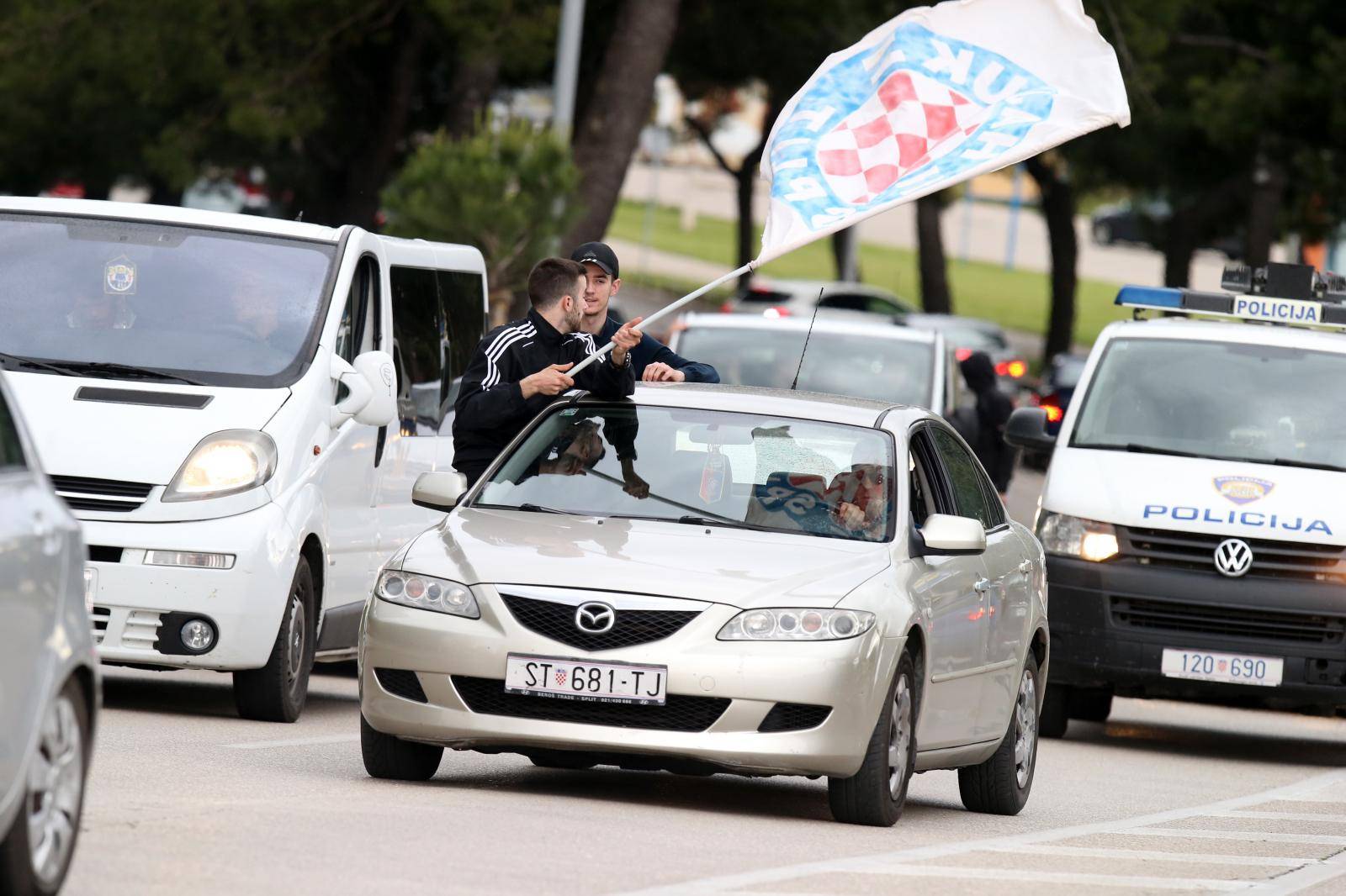 Izvan Poljuda orilo 'Nitko kao Hajduk', rakete letjele u teren