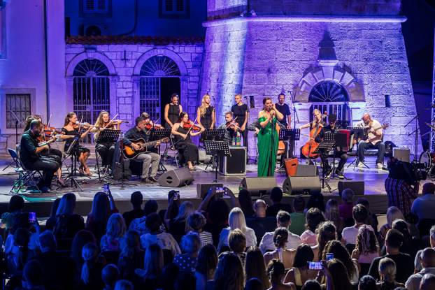 Vela Luka:  Koncert Nine Bardić i Acustic benda povodom manifestacije Trag u Beskraju