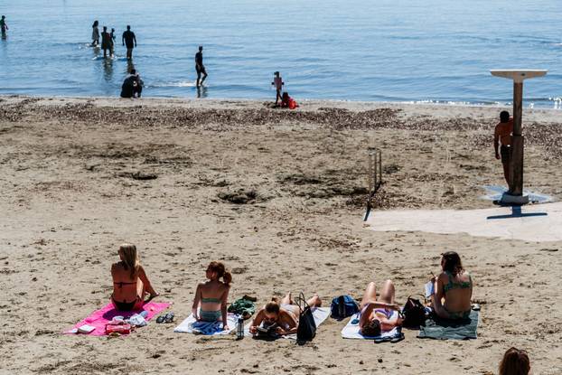 FOTO Ljeto je uranilo! Splićani uživali na Bačvicama uz picigin
