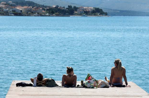 Brodarica: Sun?an dan za ugodna druženja i sun?anja na Rezalištu