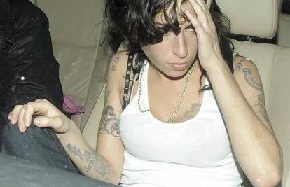 Amy Winehouse očajnički želi zatrudnjeti s Blakeom