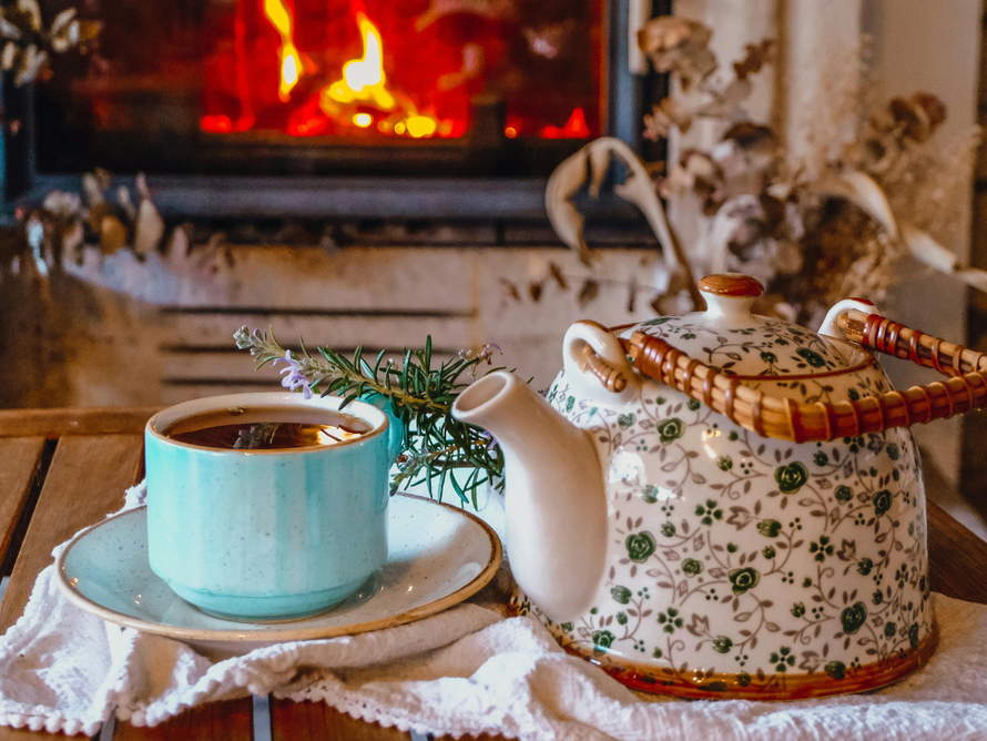 Božićni pokloni za žene: 20 ideja koje slave želje, navike i male radosti žena