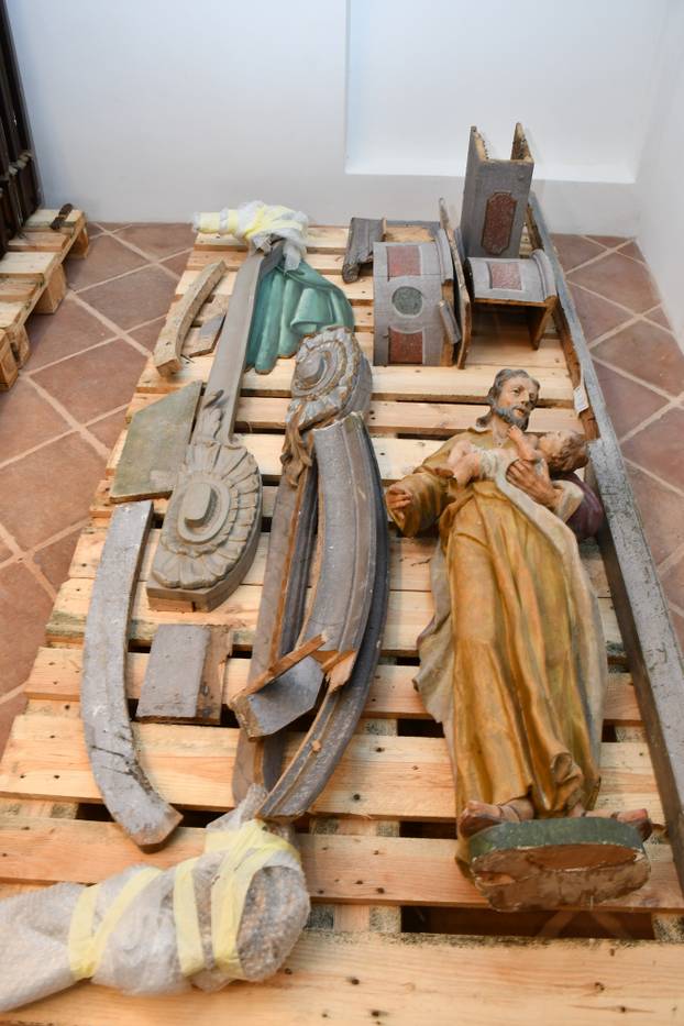 Sisak: Sisački biskup Vlado Kosić blagoslovio je župnu kuću, danas čuvaonicu župe sv. Marije Magdalene u Selima