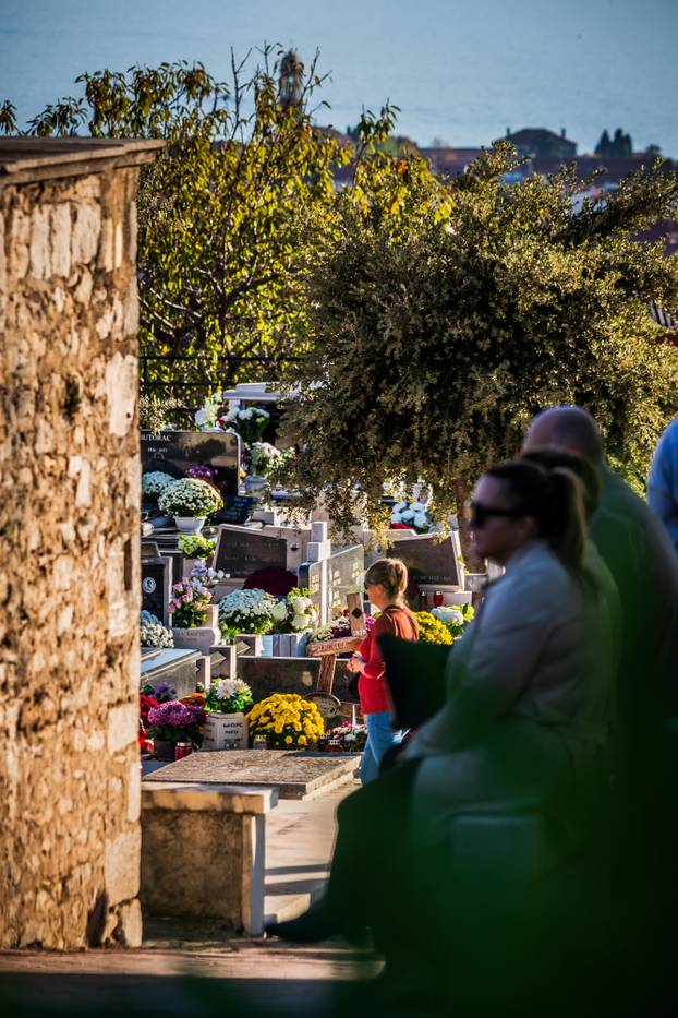 Kaštel Stari: Groblje Sv. Nikole i misa povodom blagdana Svih svetih